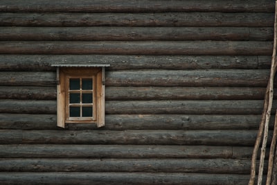 棕色的木质窗户
